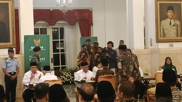 Presiden RI Joko Widodo (Jokowi) dan Wakil Presiden (Wapres) Ma'ruf Amin menyerahkan zakat melalui Badan Amil Zakat Nasional (BAZNAS) di Istana Negara, Jakarta, Rabu (13/3/2024). Foto: Zamachsyari/kumparan
