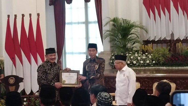 Presiden RI Joko Widodo (Jokowi) dan Wakil Presiden (Wapres) Ma'ruf Amin menerima penghargaan dari Badan Amil Zakat Nasional (BAZNAS) di Istana Negara, Jakarta, Rabu (13/3/2024). Foto: Zamachsyari/kumparan