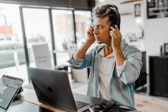 Ilustrasi Apakah Memakai Headset Membatalkan Puasa. Foto: dok. Unsplash/Austin Distel