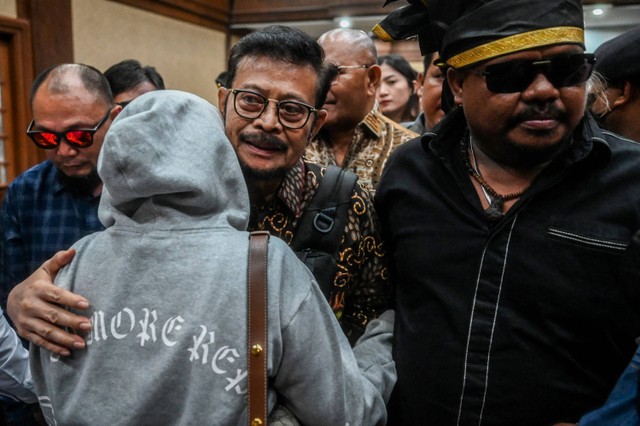 Terdakwa kasus pemerasan dan gratifikasi Syahrul Yasin Limpo berjalan meninggalkan ruangan usai mengikuti sidang pembacaan eksepsi di Pengadilan Tipikor, Jakarta, Rabu (13/3/2024). Foto: Rivan Awal Lingga/ANTARA FOTO