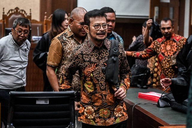 Terdakwa kasus pemerasan dan gratifikasi Syahrul Yasin Limpo berjalan meninggalkan ruangan usai mengikuti sidang pembacaan eksepsi di Pengadilan Tipikor, Jakarta, Rabu (13/3/2024). Foto: Rivan Awal Lingga/ANTARA FOTO