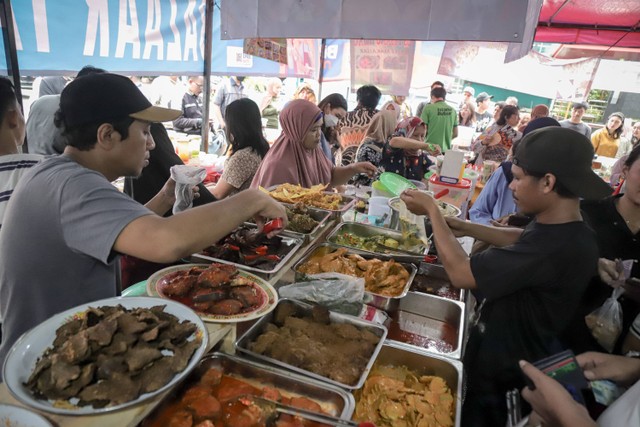 Pedagang UMKM melayani pembeli makanan untuk berbuka puasa (takjil) di Kawasan Bendungan Hilir (Benhil), Jakarta, Rabu (13/3/2024). Foto: Jamal Ramadhan/kumparan