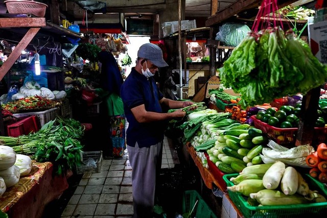 Ilustrasi masyarakat sedang memilih sayur di pasar, Foto: Iqbal Firdaus/kumparan