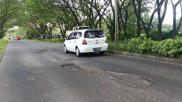 Jalan rusak dan berlubang di ruas jalan SBY, Kabupaten Minahasa Utara yang sering menjadi pemicu terjadinya kecelakaan lalu lintas.