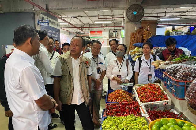 Satgas Pangan Polri melakukan pengecekan stok bahan pokok penting jelang Idul Fitri 1445 H. Foto: Dok. Istimewa