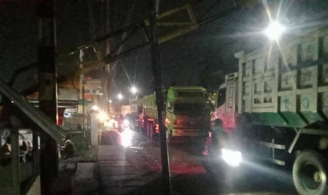 Kendaraan angkutan tambang terparkir di Jalan Raya Parung Panjang, Kabupaten Bogor, Rabu (13/3) malam. Foto: Dok. Istimewa