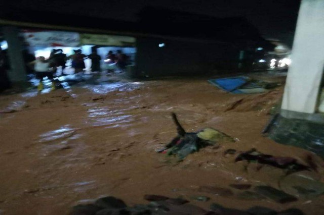 Banjir bandang menerjang Desa Wangandowo, Kecamatan Bojong, Pelakongan.  Foto: Kutnadi/Antara