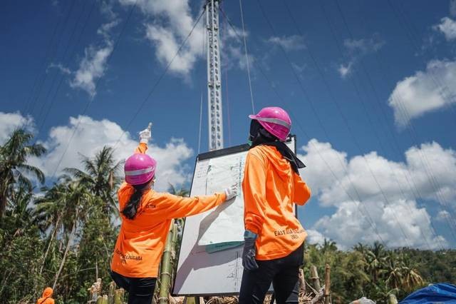Two Female PLN Employees were Setting Up an Emergency Electricity Tower in East Nusa Tenggara. Source: Kumparan.