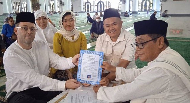 Timothy John Rogerson (kiri), WNA Australia saat menerima surat keterangan mualaf. Foto: Dok. Masjid Nasional Al Akbar Surabaya