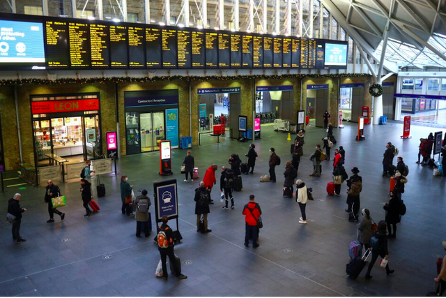 Stasiun King's Cross, London, Inggris, pada masa pandemi 21 Desember 2020. Foto: REUTERS/Hannah McKay