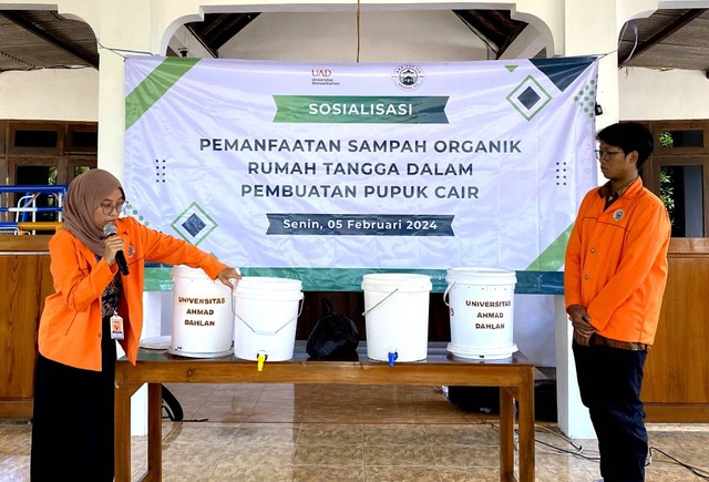 KKN Universitas Ahmad Dahlan (UAD) ajak warga Grogol manfaatkan ember tumpuk untuk Olah Sampah (Dok. Istimewa)