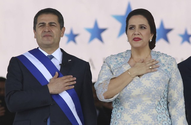 Presiden Honduras Juan Orlando Hernandez, kiri, berdiri bersama istrinya Ana Garcia, saat upacara pelantikan presiden untuk masa jabatan keduanya di Stadion Nasional di Tegucigalpa, Honduras, 27 Januari 2018. Foto: AP Photo/Fernando Antonio