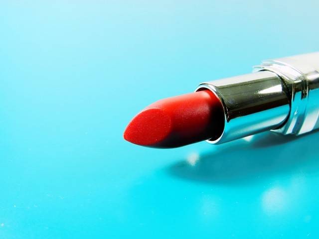 Ilustrasi hukum memakai lipstik saat puasa. Foto: Pixabay. 