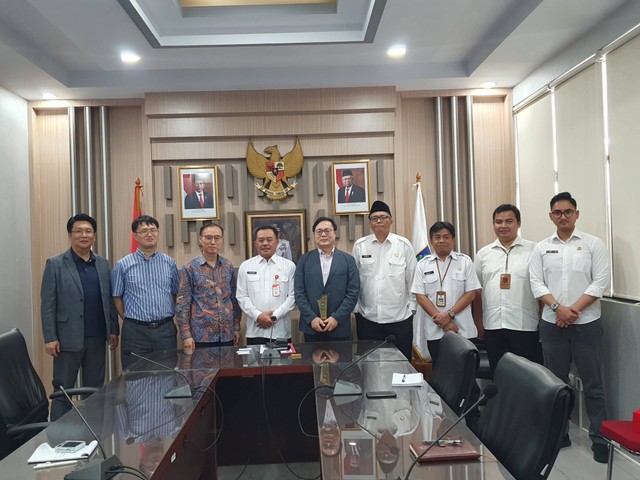 Kepala BSKDN Kemendagri Yusharto Huntoyungo saat memimpin Audiensi Tindak Lanjut Rencana Kerja Sama BSKDN dengan Universitas Inha di Ruang Video Conference BSKDN pada Rabu (13/3). Foto: Dok. Kemendagri