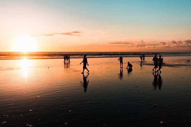 Wisata malam di Legian Bali. Foto hanyalah ilustrasi, bukan tempat yang sebenarnya. Sumber: Unsplash/George Bakos