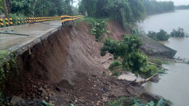 Kondisi tebing sungai Bengawan Solo yang longsor di Kecamatan Cepu, Kabupaten Blora, Jawa Tengah. (Aset: Istimewa)