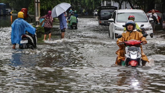 Pengendara motor dan mobil berusaha menembus banjir yang merendam di kawasan Jalan Raya Arteri Soekarno-Hatta, Semarang, Jawa Tengah, Kamis (14/3). Foto: ANTARA FOTO/Makna Zaezar