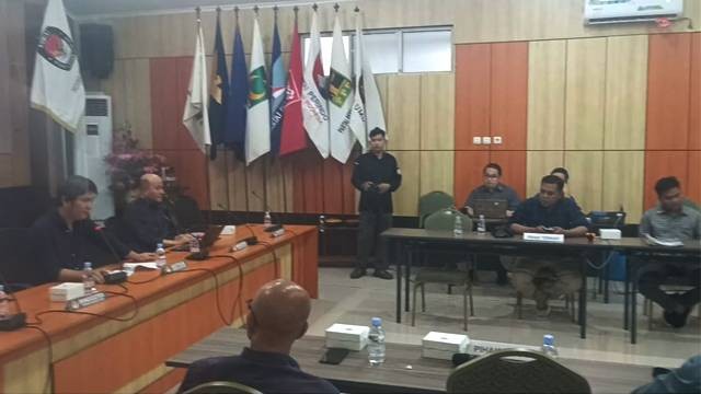 Rapat yang digelar KPU Sulawesi Utara untuk melakukan klarifikasi terkait kasus pergeseran suara yang terjadi di Kecamatan Likupang Barat.
