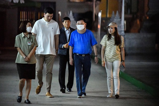 Mantan perdana menteri Thailand Thaksin Shinawatra (kedua dari kanan) dan putrinya Paetongtarn Shinawatra (kanan) mengunjungi Kuil Pilar Kota di Bangkok pada 14 Maret 2024. Foto: James Wilson / THAI NEWS PIX / AFP