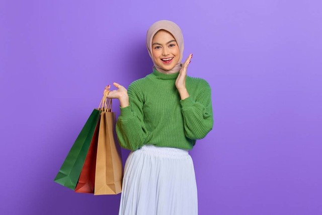 Ilustrasi perempuan belanja di bulan Ramadan. Foto: Shutterstock