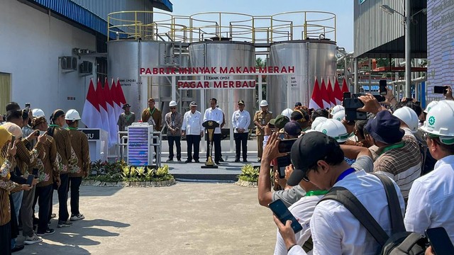 Presiden Jokowi meresmikan Pabrik Minyak Makan Merah Pagar Merbau di Sumut, Kamis (14/3). Foto: Tri Vosa/kumparan