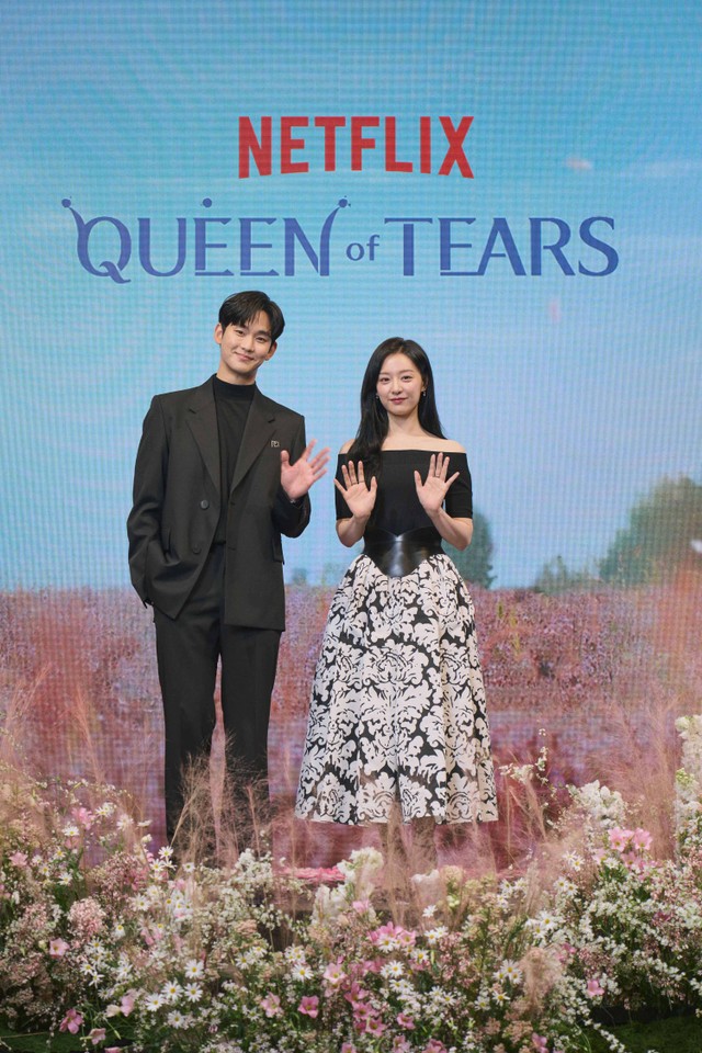 Kim Soo Hyun dan Kim Ji Woon saat konferensi pers serial Queen Of Tears. Foto: Netflix