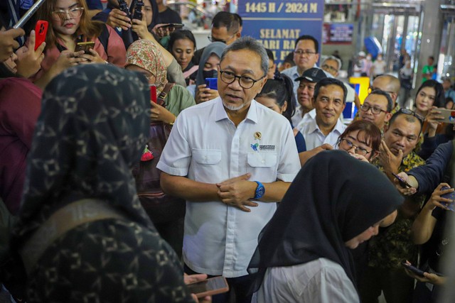 Menteri Perdagangan (Mendag) Zulkifli Hasan mengunjungi pedagangan di Blok A, Pasar Tanah Abang, Jakarta, Kamis (14/3/2024). Foto: Iqbal Firdaus/kumparan