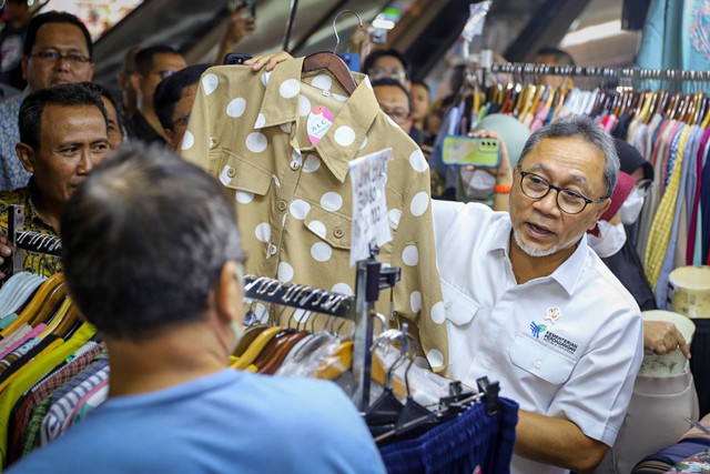 Menteri Perdagangan (Mendag) Zulkifli Hasan mengunjungi pedagangan di Blok A, Pasar Tanah Abang, Jakarta, Kamis (14/3/2024). Foto: Iqbal Firdaus/kumparan