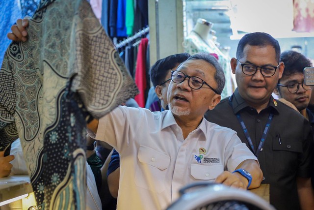 Menteri Perdagangan (Mendag) Zulkifli Hasan mengunjungi pedagangan di Blok A, Pasar Tanah Abang, Jakarta, Kamis (14/3/2024). Foto: Iqbal Firdaus/kumparan