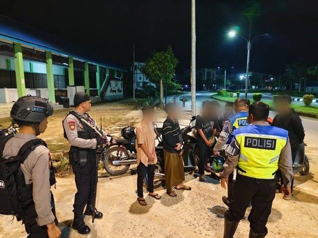 Tim Patroli Perintis Presisi Polres Sekadau menertibkan sejumlah remaja yang hendak balap liar. Foto: Dok. Polres Sekadau