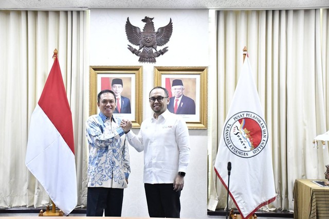 Ketua KPPU M. Fanshurullah Asa dengan Kepala PPATK Ivan Yustiavandana di Kantor PPATK Jakarta. Foto: KPPU