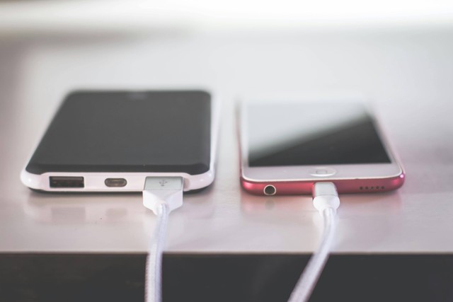 Ilustrasi jenis charger HP. Foto: Pexels.com