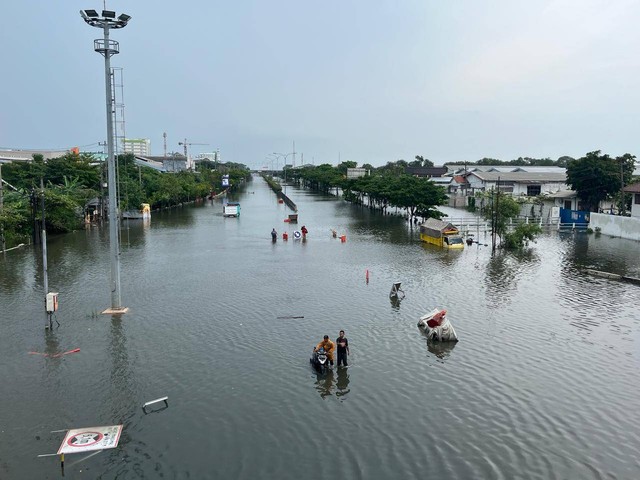 Kondisi Jalan Pantura Kaligawe Terboyo, Kecamatan Genuk, Kota Semarang. Foto: Intan Alliva/kumparan