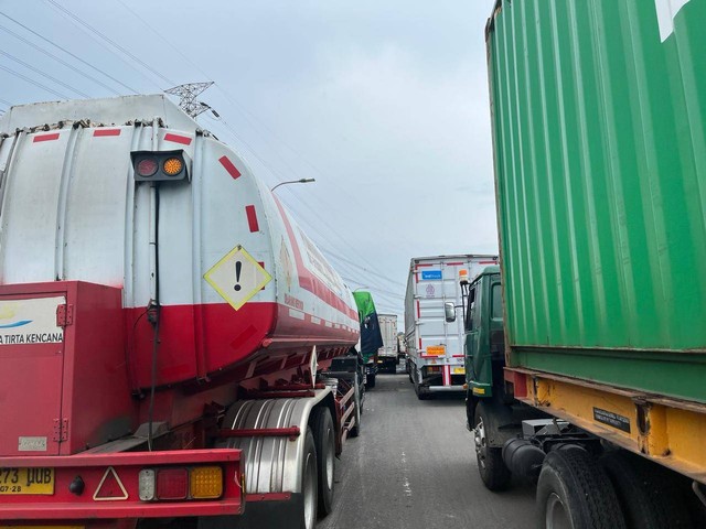 Antrian truk di Jalan Arteri Yos Sudarso arah menuju Demak dan sekitarnya macet parah sejak malam hingga siang hari ini imbas banjir yang terjadi di Jalan Pantura Kaligawe - Terboyo Kota Semarang. Foto: Intan Alliva/kumparan