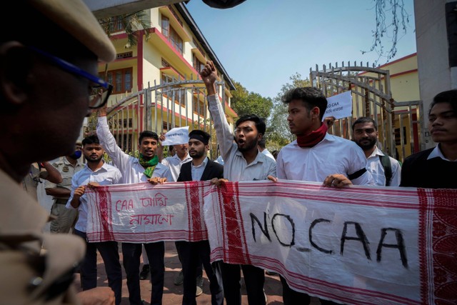 Mahasiswa melakukan protes terhadap Undang-Undang Amandemen Kewarganegaraan (CAA) di Guwahati, India, Selasa, 12 Maret 2024. Foto: Anupam Nath/AP Photo