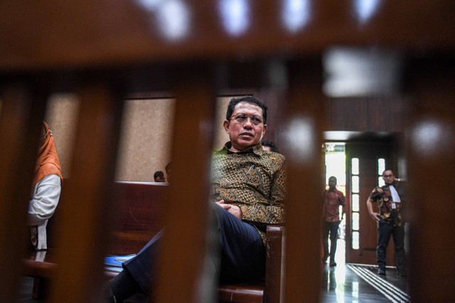 Terdakwa kasus dugaan suap di lingkungan Mahkamah Agung (MA) Hasbi Hasan bersiap mengikuti sidang lanjutan di Pengadilan Tipikor, Jakarta, Selasa( 27/2/2024). Foto: Muhammad Adimaja/Antara Foto