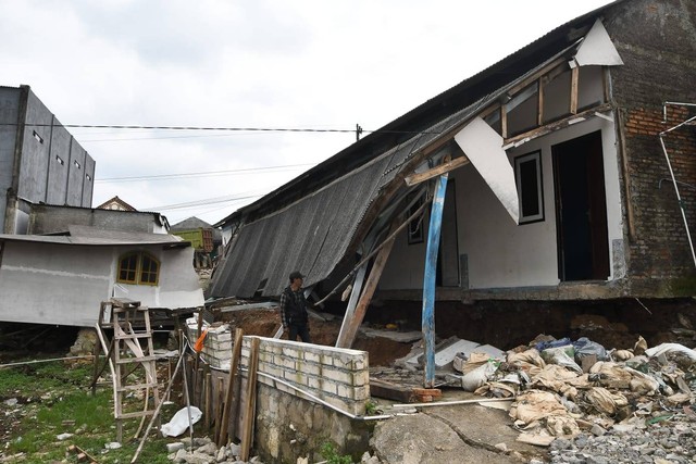 Bangunan rumah yang mengalami kerusakan akibat pergeseran tanah hingga ambles di Kampung Legok Cariu, Desa Sukamukti, Kecamatan Bojongmangu, Kabupaten Bekasi. Foto: kumparan
