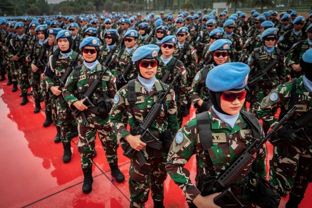 Sejumlah prajurit Satgas TNI Kontingen Garuda (Konga) mengikuti upacara penyambutan kedatangan di Plaza Mabes TNI, Cilangkap, Jakarta, Kamis (14/3/2024). Foto: Bayu Pratama S/Antara Foto