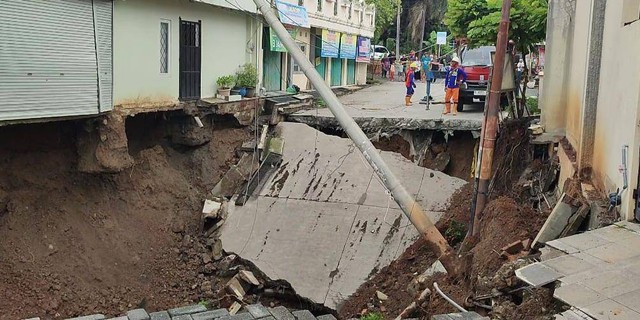 Penampakan Jalan di Perumahan Permata Puri RT 5/RW 8, Kelurahan Bringin, Ngaliyan, Semarang yang amblas sedalam 12 meter. Foto: Intan Alliva Khansa/kumparan