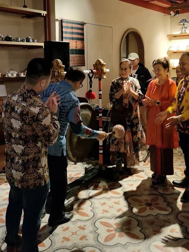 Duta Besar RI untuk Tiongkok Djauhari Oratmangun meresmikan Warisan Roemah Indonesia.