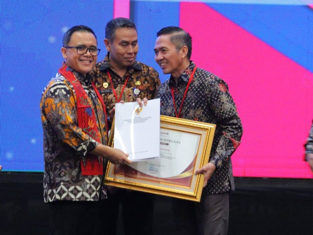 MenPAN-RB, Abdulah Azwar Anas, saat memberikan penghargaan kepada Pj Wali Kota Palembang, Ratu Dewa. (ist)