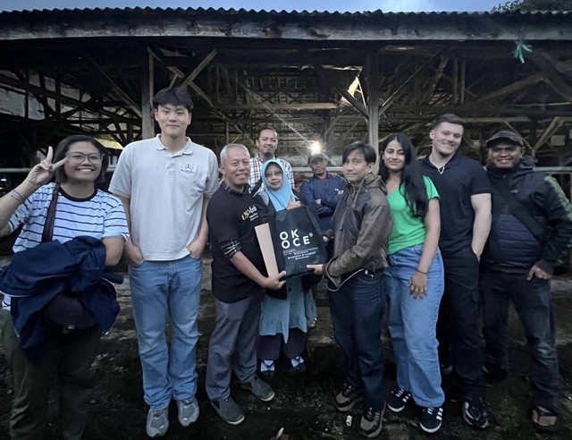 Foto bersama OK OCE INDONESIA dan University of Southern California ( USC) dengan para peternak sapi di Lembang