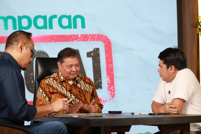 Pemimpin Redaksi kumparan, Arifin Asydhad (kanan), Pakar komunikasi politik, Irfan Wahid atau Ipang Wahid (kiri) dan Menko Perekonomian Airlangga Hartarto di program Info A1 kumparan. Foto: Aditia Noviansyah/kumparan