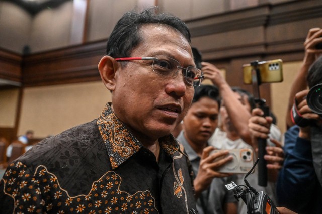 Terdakwa kasus suap di lingkungan Mahkamah Agung (MA) Hasbi Hasan berjalan meninggalkan ruangan usai mengikuti sidang pembacaan tuntutan di Pengadilan Tipikor, Jakarta, Kamis (14/3/2024).  Foto: Rivan Awal Lingga/ANTARA FOTO