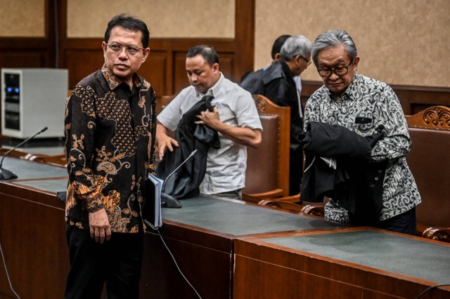 Terdakwa kasus suap di lingkungan Mahkamah Agung (MA) Hasbi Hasan berjalan meninggalkan ruangan usai mengikuti sidang pembacaan tuntutan di Pengadilan Tipikor, Jakarta, Kamis (14/3/2024).  Foto: Rivan Awal Lingga/ANTARA FOTO