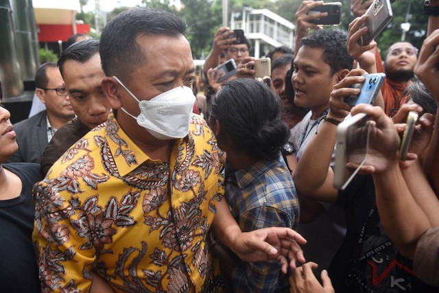 Tersangka yang merupakan Sekda Kota Bandung Ema Sumarna (kiri) berjalan menghindari pertanyaan wartawan usai menjalani pemeriksaan di Gedung Merah Putih KPK, Jakarta, Kamis (14/3/2024). Foto: Indrianto Eko Suwarso/ANTARA FOTO