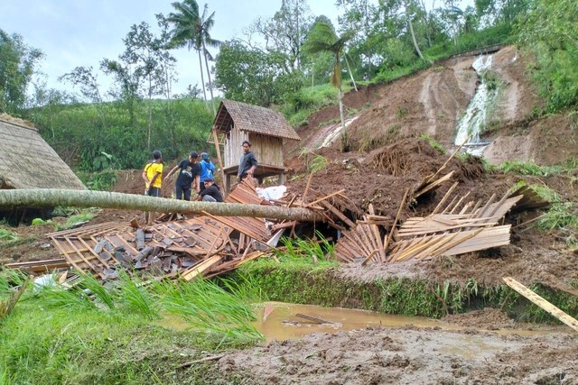 Evakuasi 2 turis asing yang tewas tertimpa material longsor saluran irigasi di Jatiluwih, Bali. Foto: Polsek Penebel