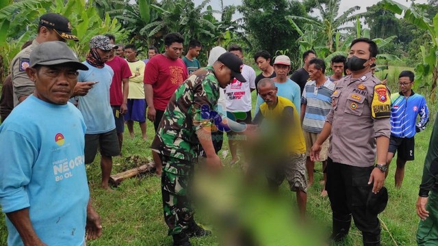 Petugas saat mengevakuasi mayat Sariyanto, yang ditemukan di bantaran sungai Desa Sumberbendo, Kecamatan Bubulan, Kabupaten Bojonegoro, Jawa Timur. Rabu (14/03/2024) (Aset: Istimewa)