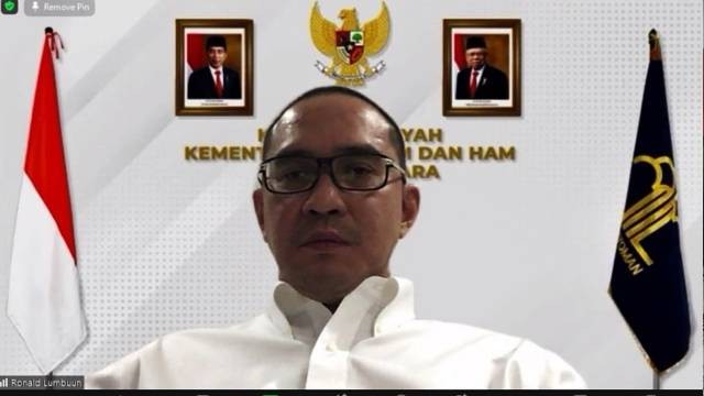Kepala Kemenkumham Sulawesi Utara, Ronald Lumbuun, saat memimpin rapat secara virtual. (foto: istimewa)