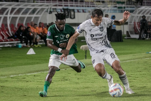 Pemain PSS Sleman Elvis Kambosa (kiri) berebut bola dengan pemain Borneo FC Adam Alis Setyanto (kanan) pada pertandingan BRI Liga 1 di Stadion Manahan, Solo, Jawa Tengah, Kamis (14/3/2024). Foto: Mohammad Ayudha/ANTARA FOTO